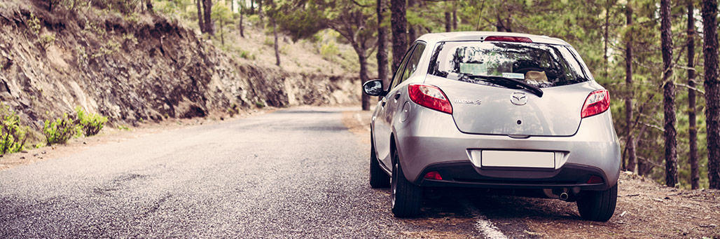 Imagen de un coche que refleja los documentos necesarios para viajar por Europa en coche