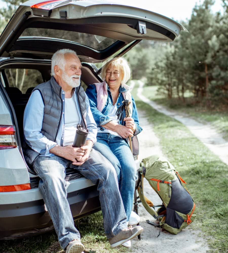 Imagen de una pareja de jubilados hablando en el coche