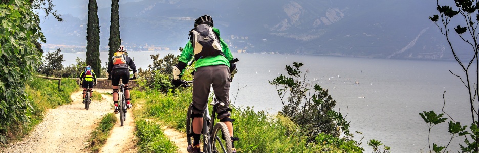 Imagen de un grupo de ciclistas en una zona rural