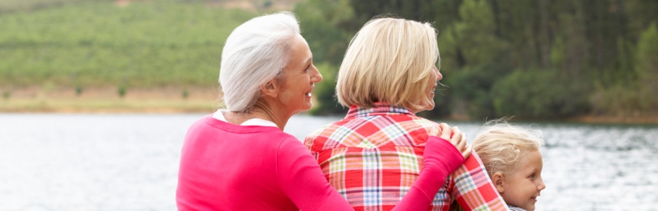 Imagen de tres generaciones de mujeres en un lago
