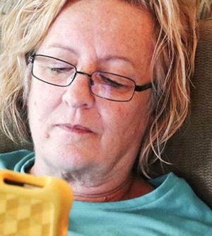 Imagen de una mujer leyendo su tablet a una niña