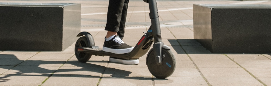 Imagen de una persona montada en un patinete eléctrico