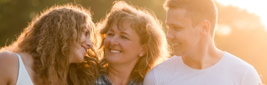 Imagen de dos adultos abrazándose a su madre