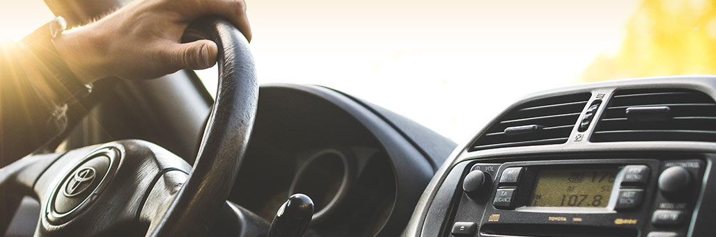 Imagen de un hombre conduciendo su coche
