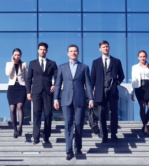Imagen de un grupo de profesionales en trajes delante del lugar de trabajo