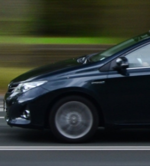 Imagen de un coche de color negro en la carretera
