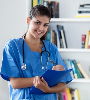 Imagen de una doctora tomando notas
