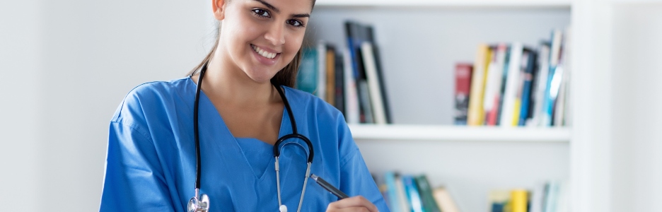 Imagen de una doctora tomando notas