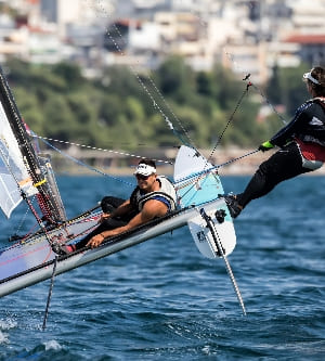 Imagen de Thessaloniki, Grecia - 30 de agosto de 2017: Atletas de yates en acción durante "2017 Tornado Open World, Campeonato Mundial Mixto y Juvenil"