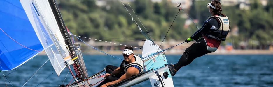 Imagen de Thessaloniki, Grecia - 30 de agosto de 2017: Atletas de yates en acción durante "2017 Tornado Open World, Campeonato Mundial Mixto y Juvenil"
