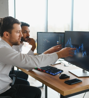 Imagen de dos profesionales mirando la profundidad de mercado en el trading