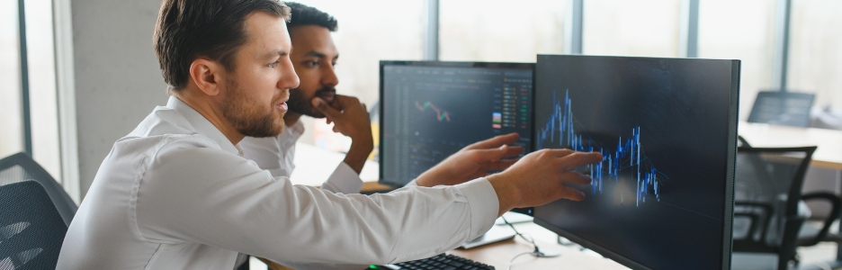 Imagen de dos profesionales mirando la profundidad de mercado en el trading
