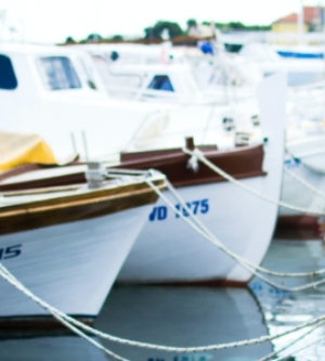 Imagen de barcos en el puerto