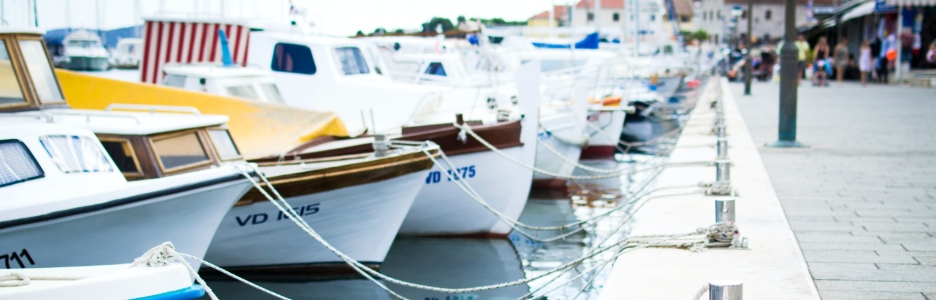 Imagen de barcos en el puerto