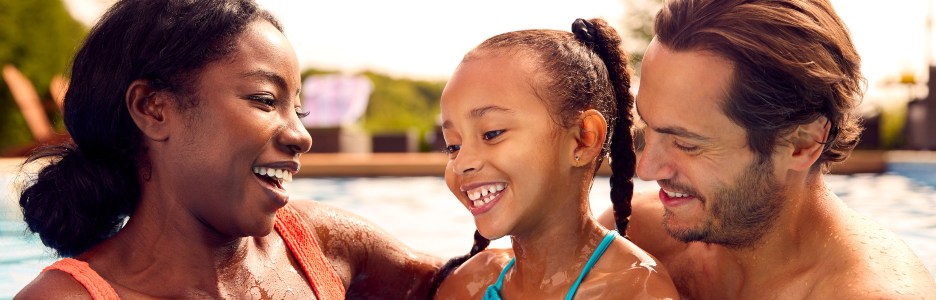 Imagen de una familia refrescándose en una piscina comunitaria