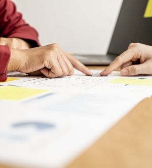 Imagen de dos personas revisando datos de sus seguros