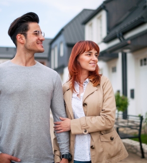 Imagen de una pareja caminando por la calle