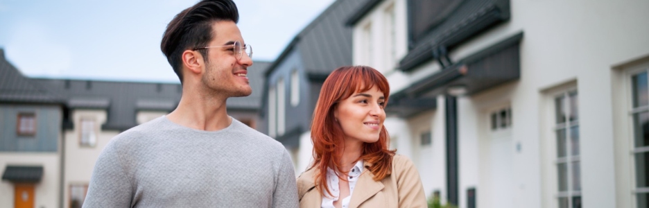 Imagen de una pareja caminando por la calle