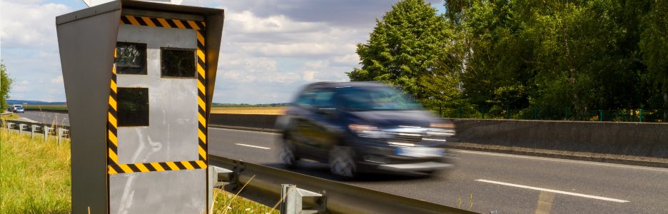 Imagen de un radar tomando el control de velocidad de vehículos en la carretera