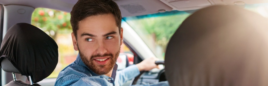 Imagen de un hombre en su coche aparcando