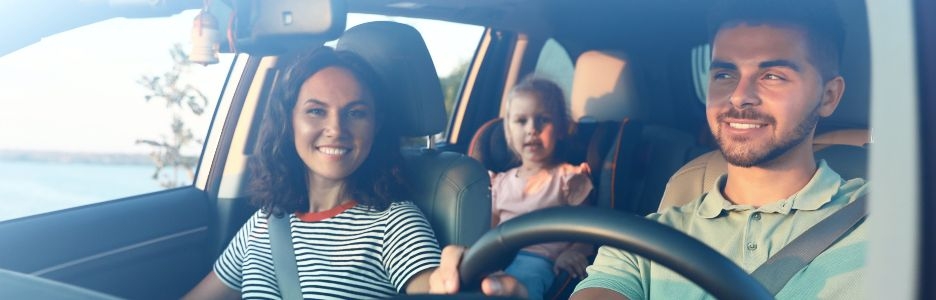 Imagen de una familia en coche