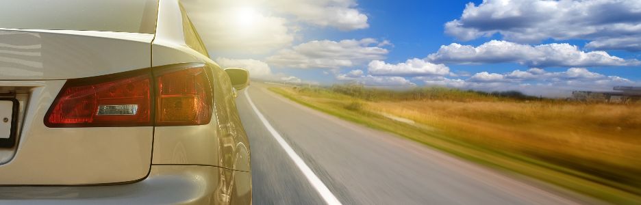 Imagen de la parte trasera de un coche mientras circula por la carretera