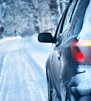 Imagen de un coche en la nieve