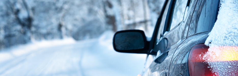 Imagen de un coche en la nieve