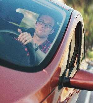 Imagen de un hombre conduciendo su coche