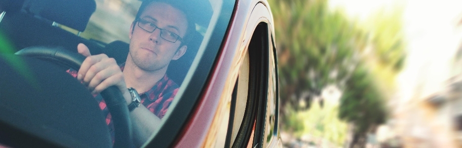 Imagen de un hombre conduciendo su coche