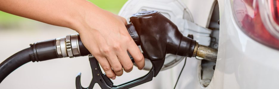 Imagen de una persona metiendo gas en su coche