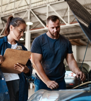 Imagen de una profesional haciendo inspección de un coche