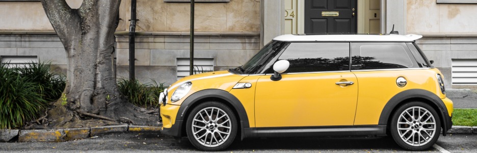 Imagen de un coche de color amarillo aparcado
