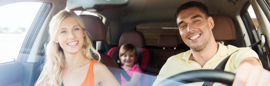 Imagen de una familia en coche