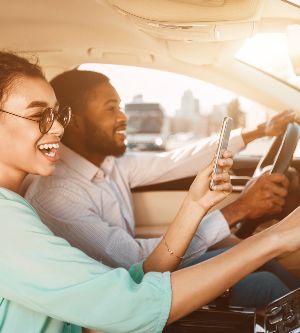 Imagen de una pareja en su coche