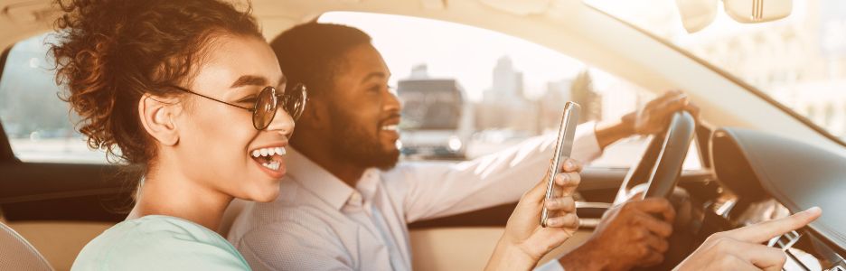 Imagen de una pareja en su coche