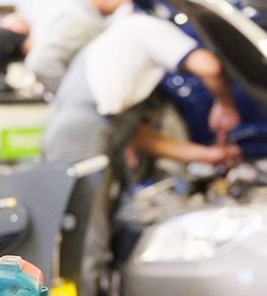 Imagen de un mecánico inspeccionando un coche