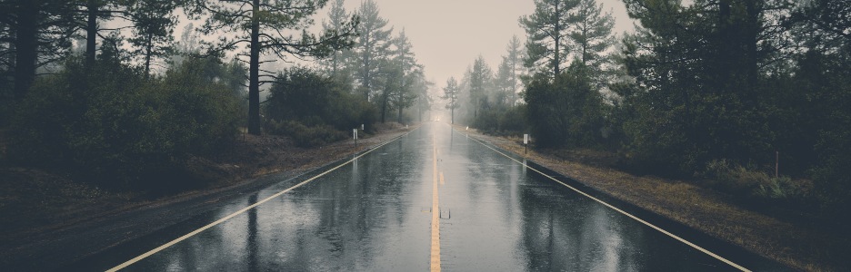 Imagen de una carretera mojada despúes de una lluvia