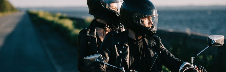 Imagen de dos personas en una motocicleta haciendo un viaje por el país