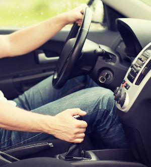 Imagen de un hombre conduciendo su coche cambiando la marcha