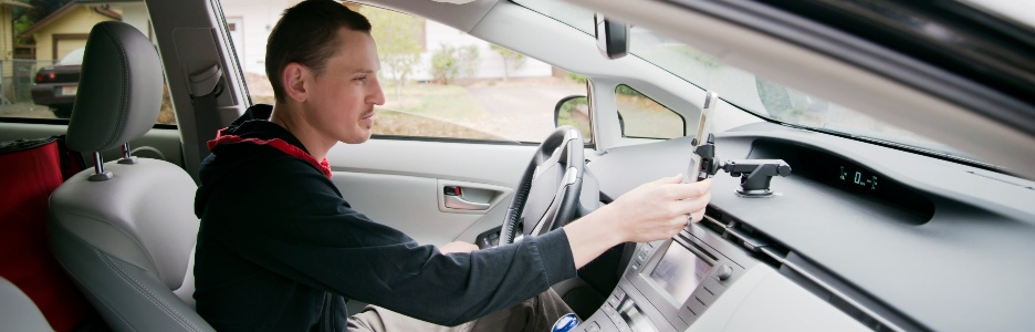 Imagen de un hombre en su coche