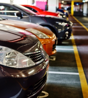Imagen de coches aparcados en un garaje