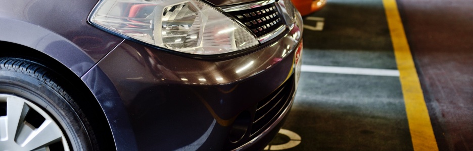 Foto de coches aparcados en zonas públicas de parking