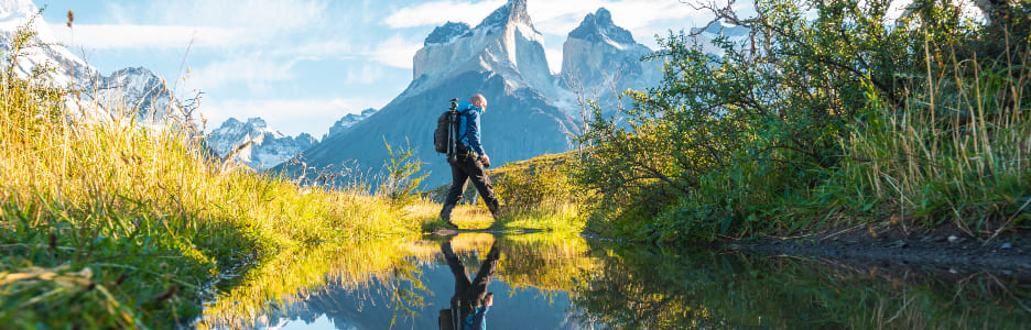 Imagen de un hombre haciendo una excursión por la montaña