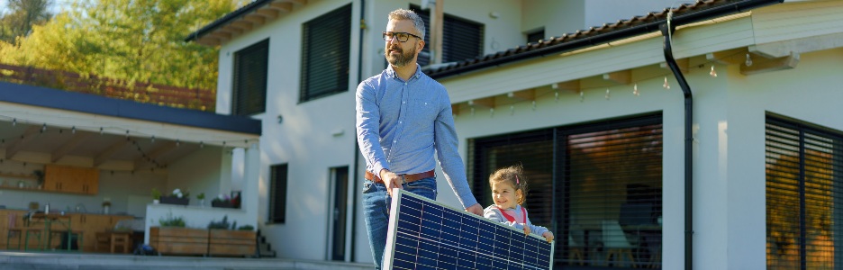  Imagen de padre con su pequeña hija llevando paneles solares en su patio trasero recursos alternativos de ahorro de energía y concepto de estilo de vida sostenible
