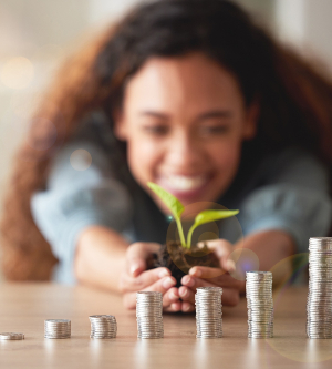 Imagen de una mujer positiva con una planta en sus manos
