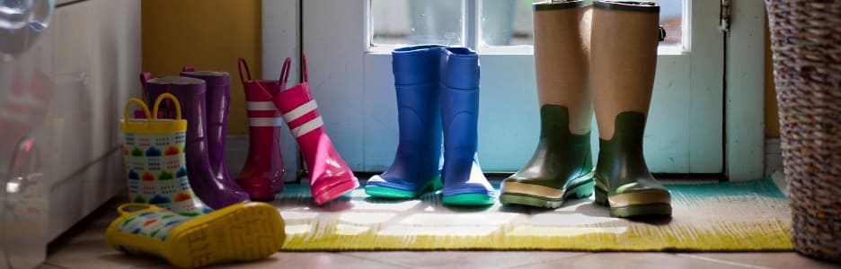 Imagen de botas en el pasillo de una casa