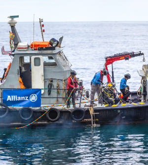 Imagen de voluntariados del Proyecto Enaleia limpiando el mar