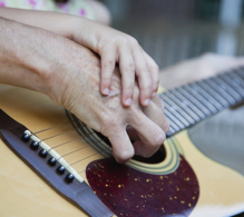 Imagen de una mano tocando la guitarra