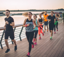 Imagen de un grupo de personas practicando footing